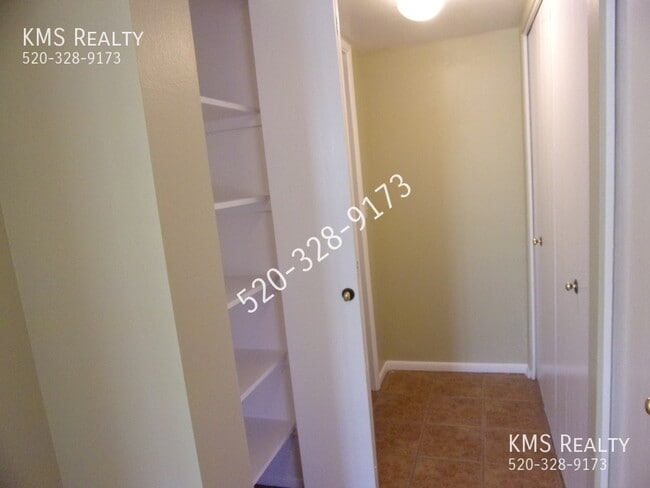 Building Photo - 702 S Pantano Rd