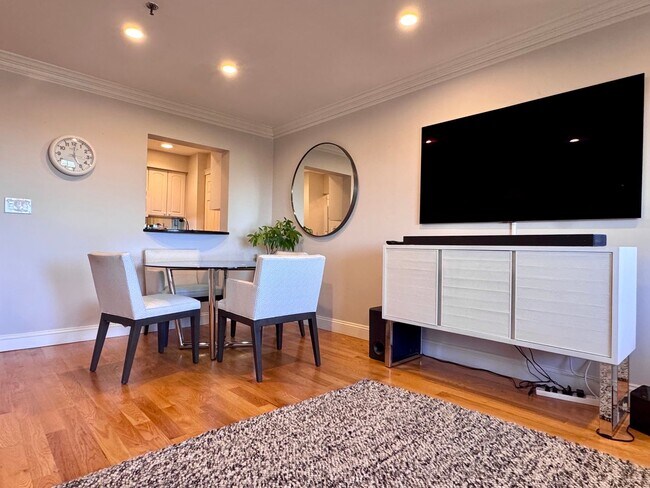 Building Photo - NO FEE!!  1 bed penthouse in Back Bay elevator building with doorman!