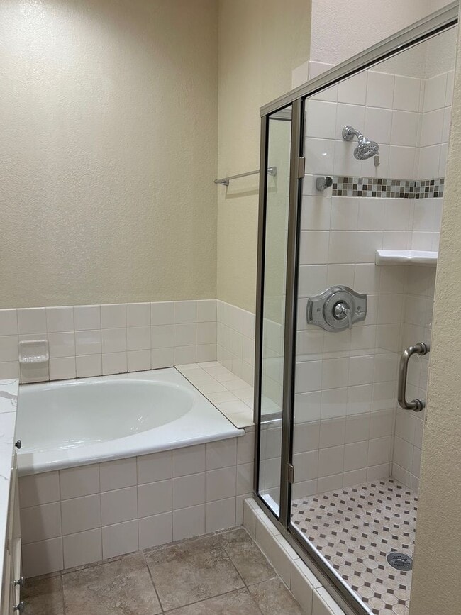Building Photo - Bright, spacious townhouse located in UTC area, convenient to shopping and public transportation.
