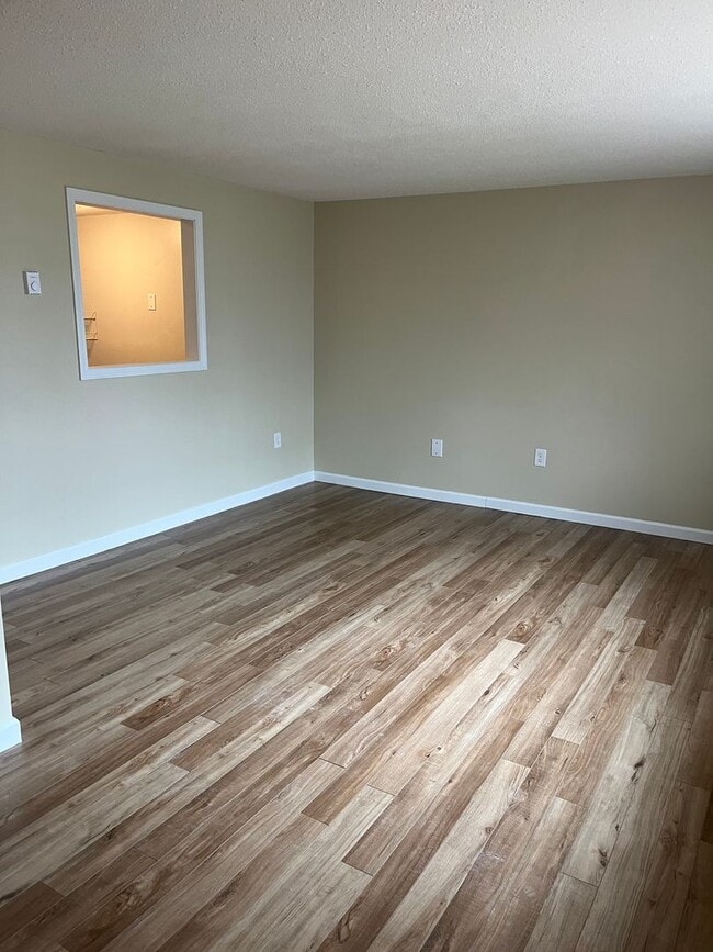 Building Photo - Bright & Sunny 2 Ba / 1 Ba Condominium