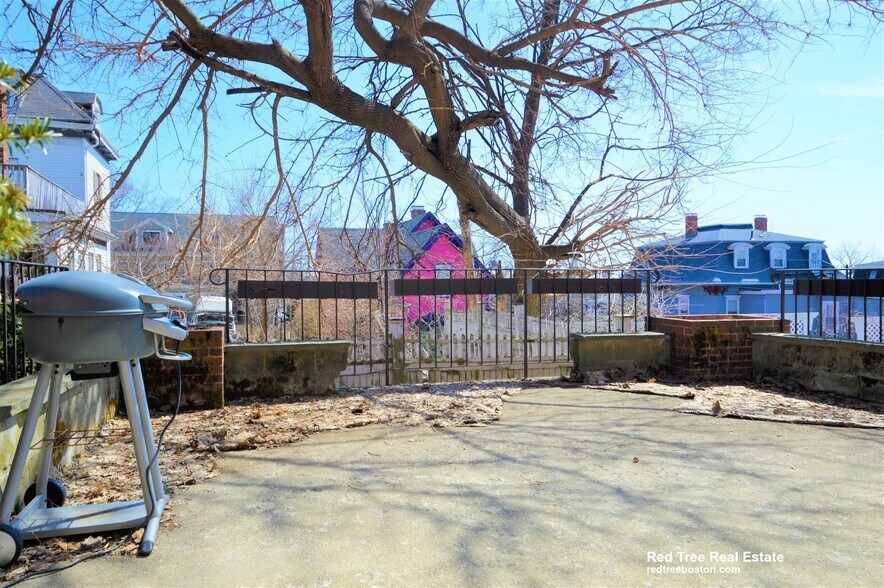 Building Photo - 35 Belmont St