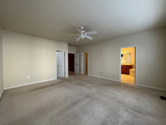 Building Photo - Stunning 4 Bed 3.5 Bath Brick Townhome In Desired Mount Zephyr