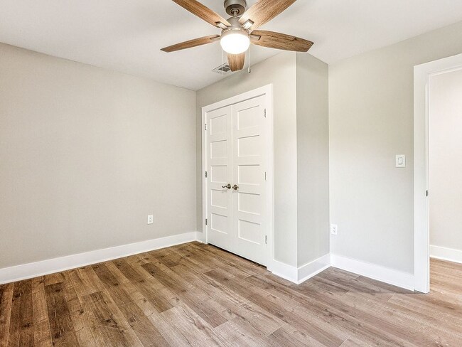 Building Photo - 302 W Collins St