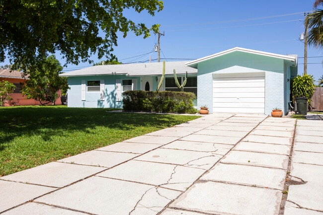 Building Photo - 709 Lindell Blvd