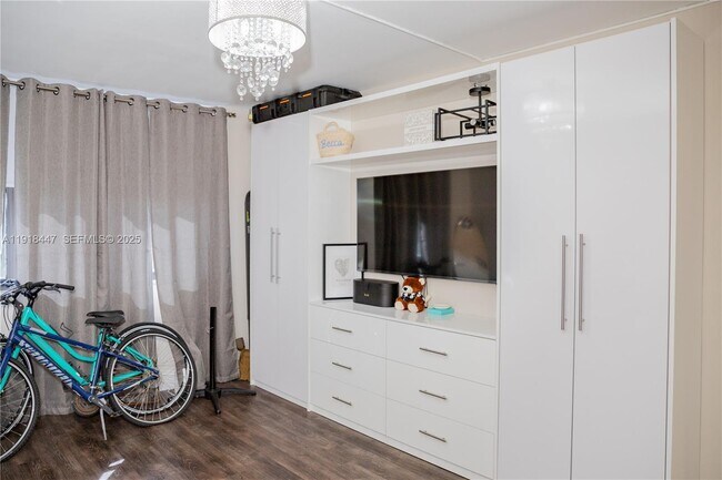 Building Photo - 3375 N Country Club Dr