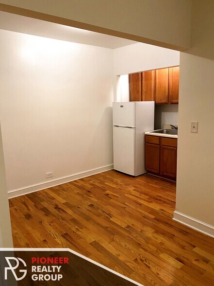 Building Photo - 546 W Wellington Ave