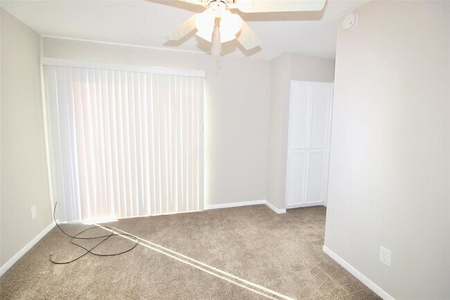 Building Photo - 2 River Creek Way