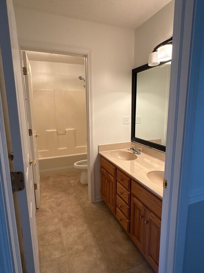 Building Photo - SPACIOUS & Beautiful Home Just Outside She...