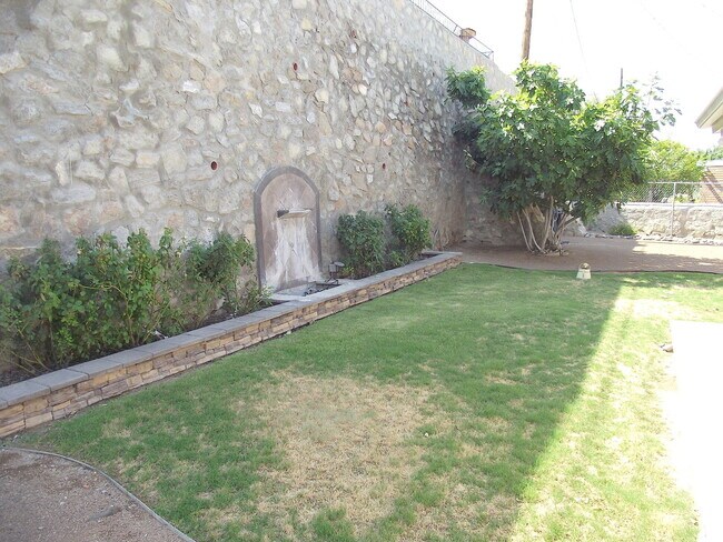 Building Photo - Northeast El Paso 3 Bed Refrig A/C w/Mount...