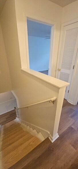 Stairs have new Paint July 3! - 119 Creekside Dr