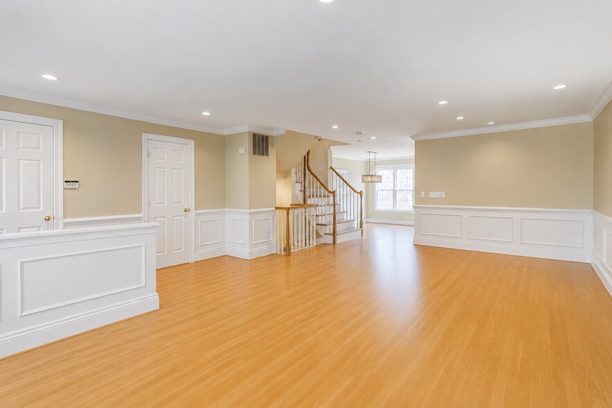Building Photo - 715 Leister Dr