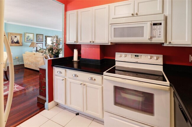 Building Photo - 220 Kings Point Dr