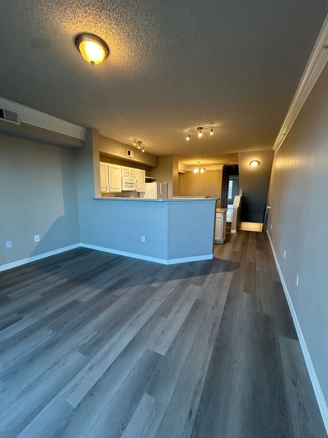 Building Photo - 2Br/2Ba Townhouse with Attached Garage