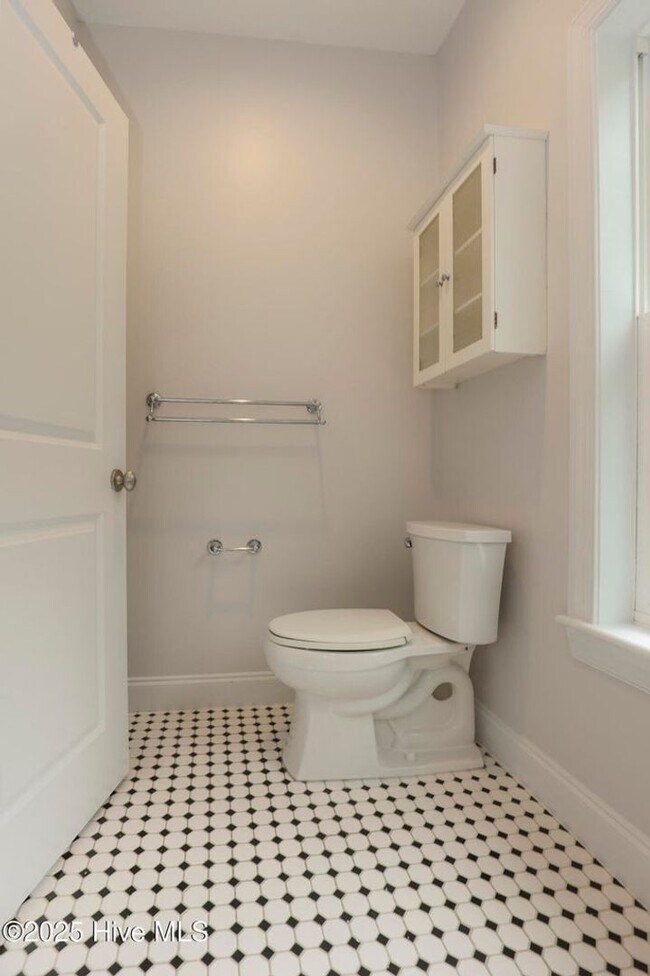 Building Photo - Rental Avail in Olde Point!