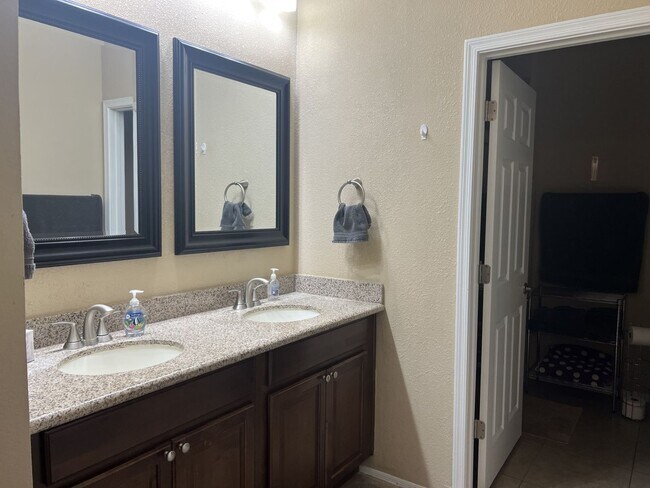 Building Photo - Fully furnished Scottsdale condo!