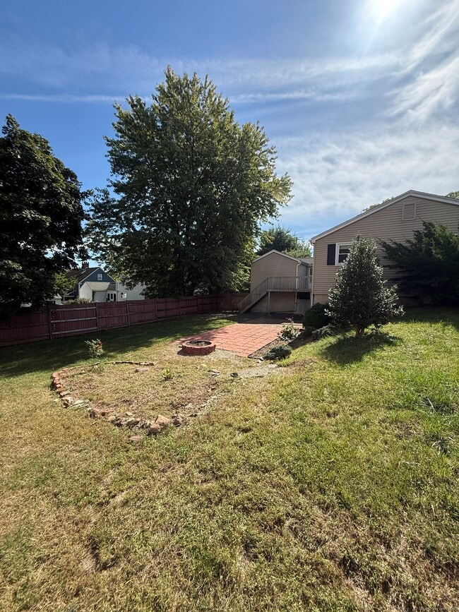Building Photo - 6 Wells Farm Dr