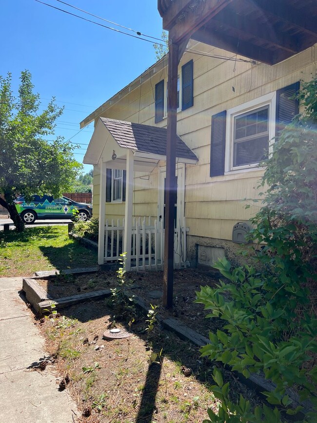 Building Photo - Charming 5 Bed, 2 bath home in the heart o...