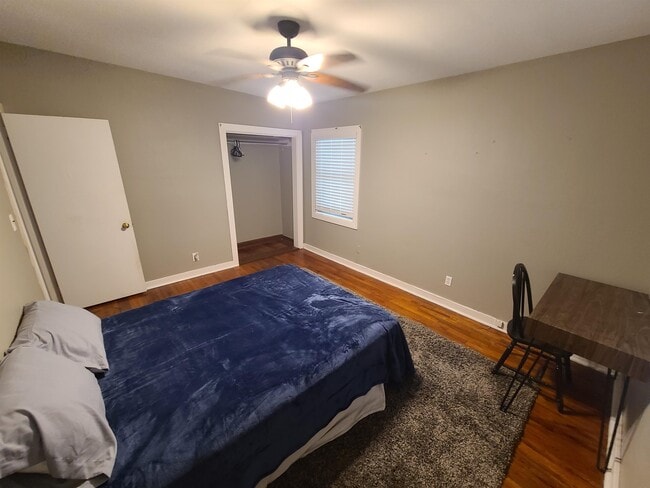 Building Photo - 207 Edwards St