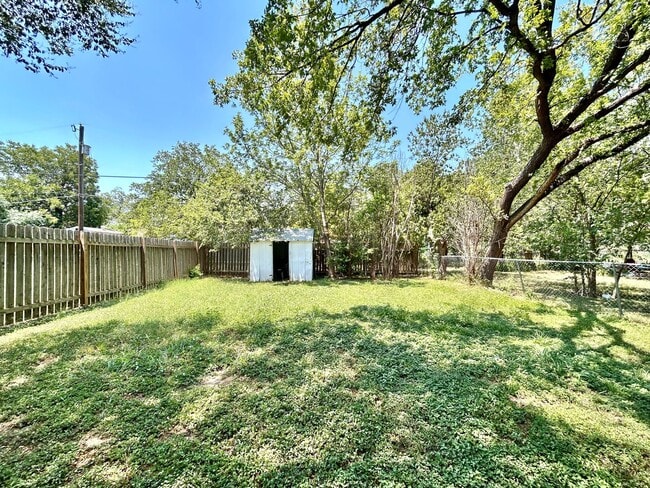 Building Photo - Inviting 2BR/1BA Single-Level Home with Po...
