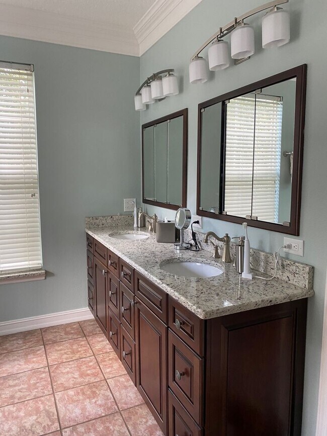 Building Photo - 204 Reserve Place