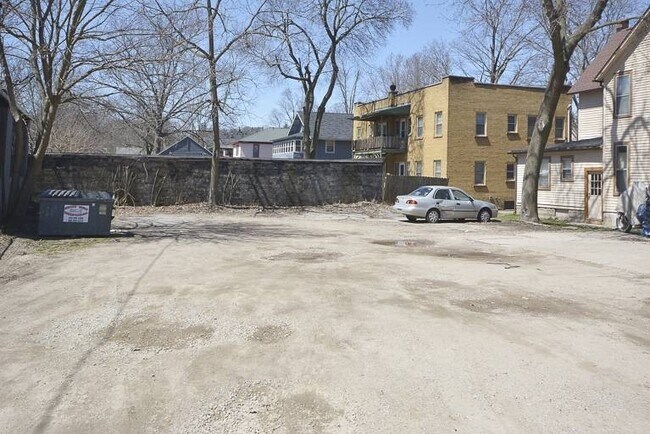 Building Photo - Attractive Remodeled Efficiency 2nd floor ...