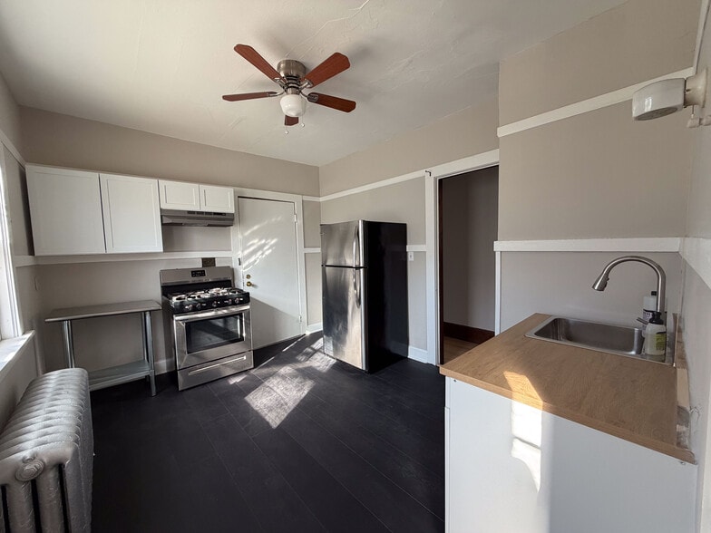 Building Photo - 2000 E Newberry Blvd