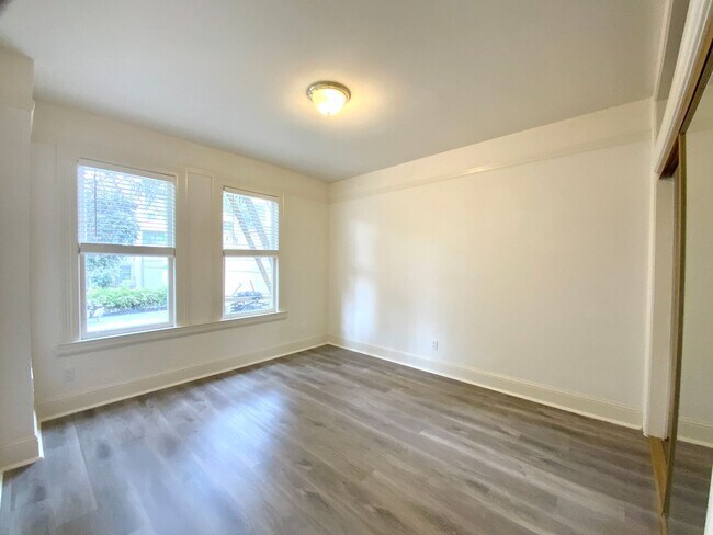 Building Photo - UPDATED 1BR! DISHWASHER! HARDWOOD! Laundry On-Site