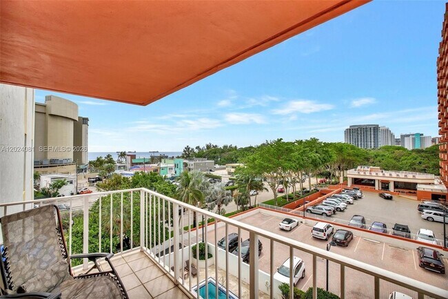 Building Photo - 3000 E Sunrise Blvd