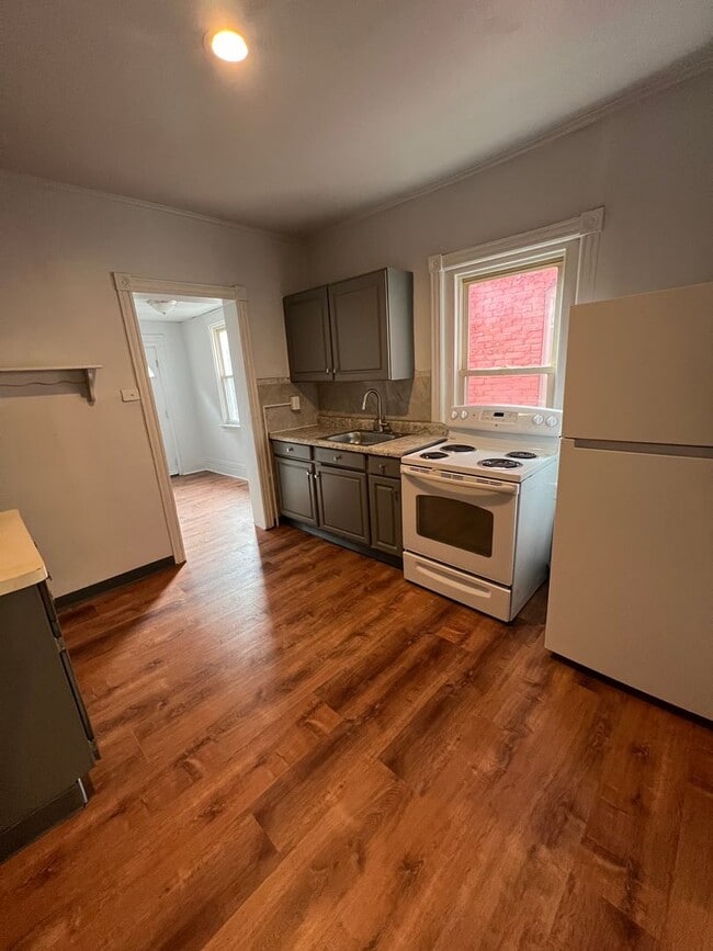 Building Photo - FOUR BEDROOM/ONE BATH ROW