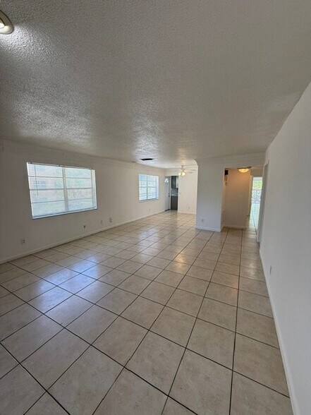 Building Photo - 1020 N 18th Ct