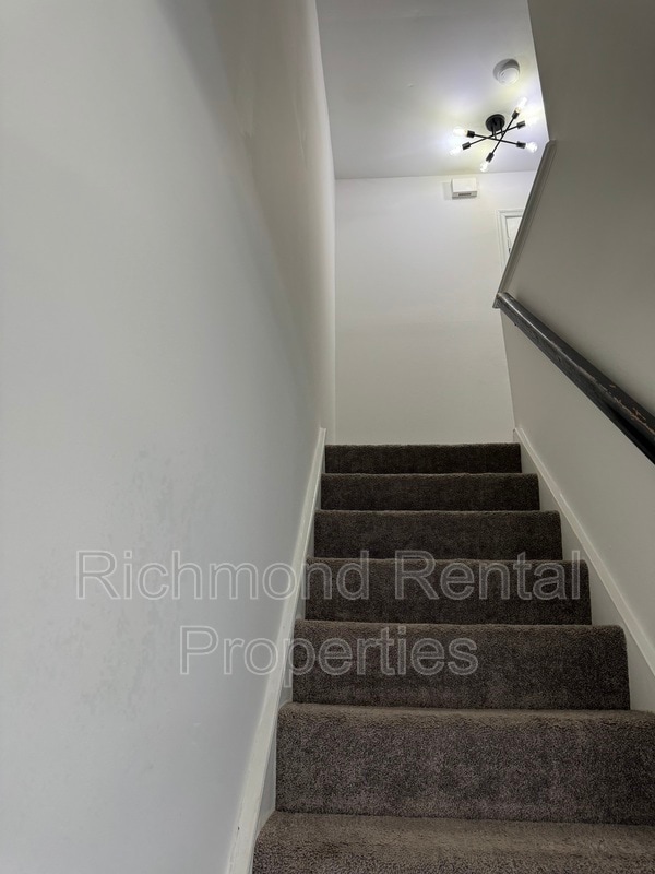 Building Photo - 2241 Kingsbrook Dr