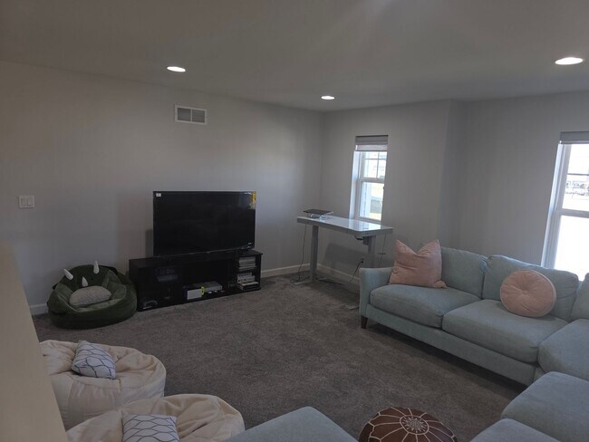 Building Photo - Updated 5 bedroom Sussex home