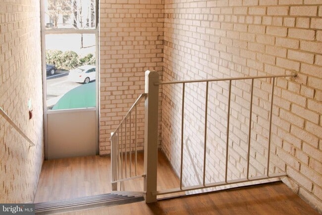 Building Photo - 37 Canterbury Square