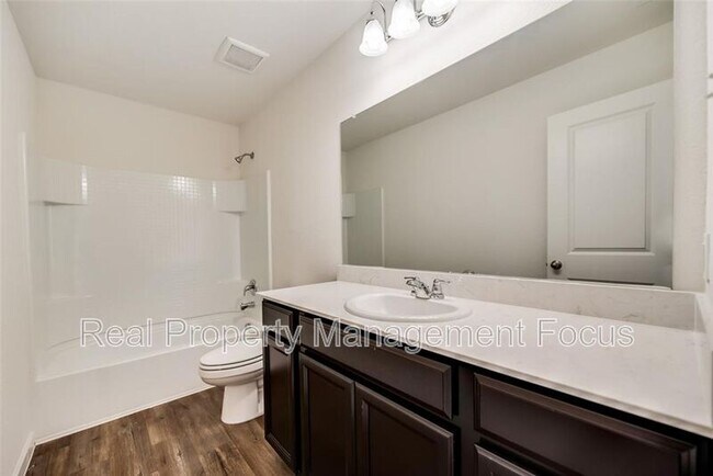 Building Photo - 713 Peach Tree Ln