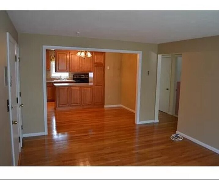 Building Photo - 462 Nahatan St