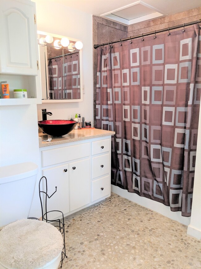 Building Photo - 2 Bedroom Remodeled Home with Lake Access