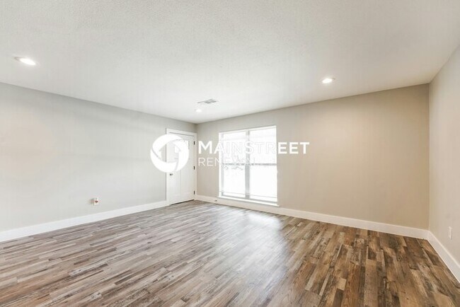 Building Photo - 4 Bedroom Pet-Friendly Home in Mesquite, TX with Main Street Renewal