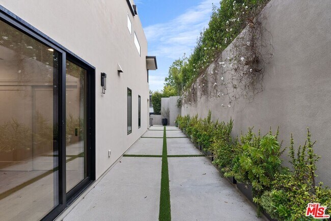 Building Photo - 913-913 1/2 N Beverly Glen Blvd