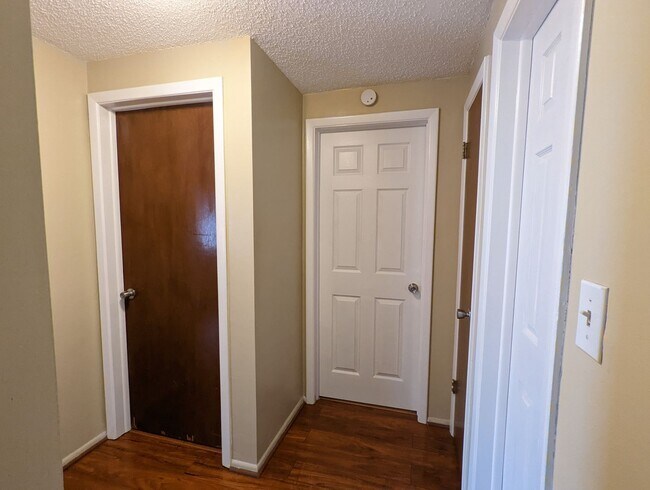 Building Photo - 3 bedroom, 2 FULL bathroom, 1320sq ft home with LVP flooring, spacious kitchen a LARGE backyard w...