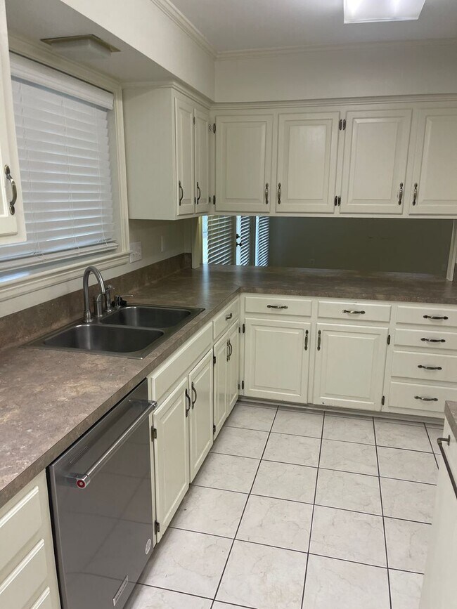 Building Photo - 607 Claymore Dr