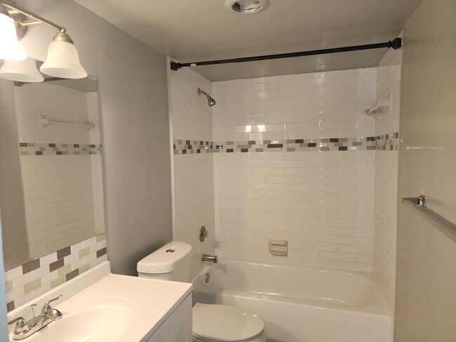 Building Photo - 4174 Inverrary Dr