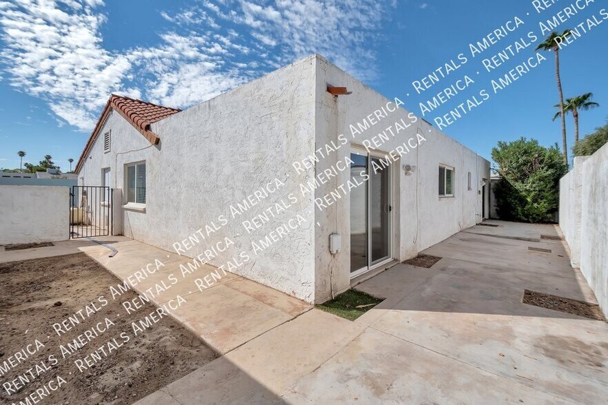 Building Photo - 2076 E Alameda Dr