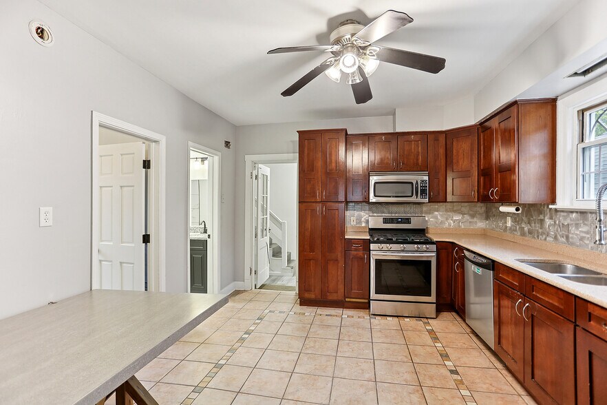 Building Photo - 3227 S Wells St