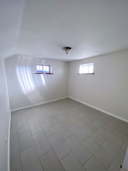 150sf Room - 569 Putnam Ave