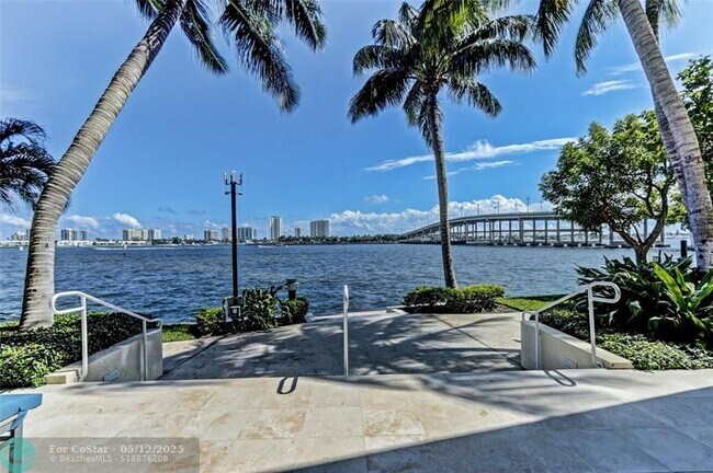 Building Photo - 2640 Lake Shore Dr