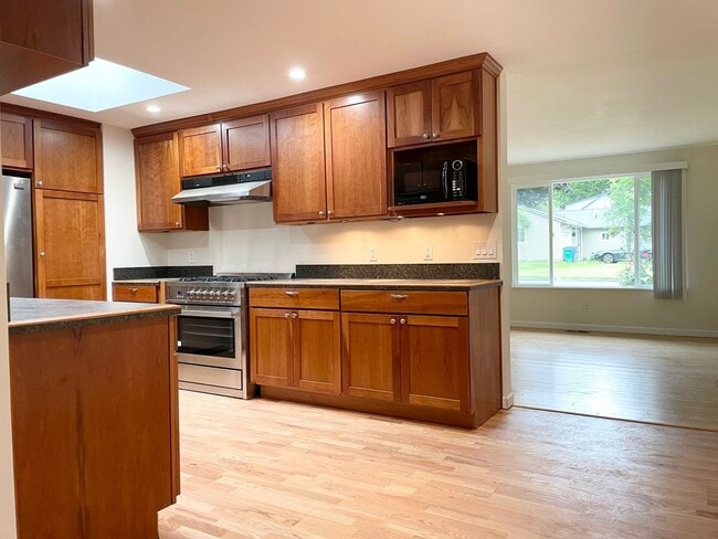 Building Photo - Remodeled 3+1 Bed 2 Bath Rambler in Juanita