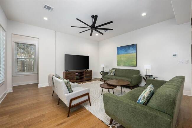 Building Photo - 510 E 7th St