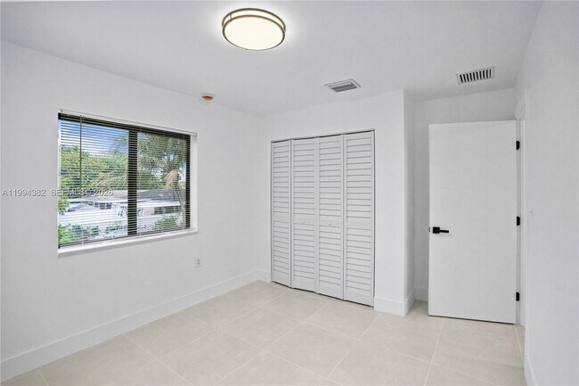 Building Photo - 5823 NW 30th Ave