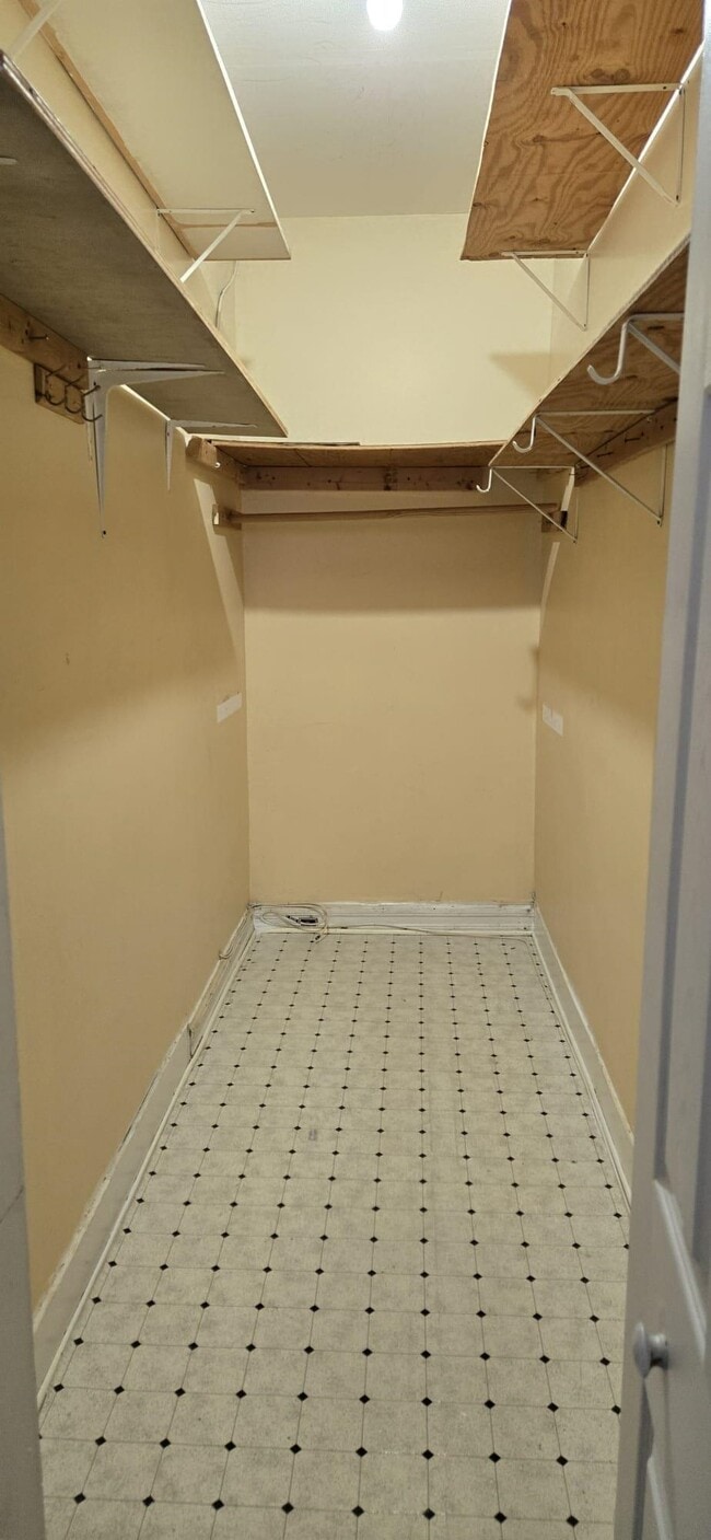 Building Photo - 1614 Summit Ave