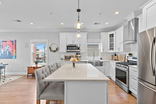 Building Photo - 61 Bleecker St